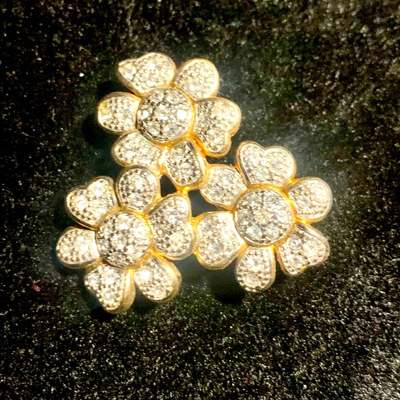 Beautiful Flower Brooch White Stones - Picture 1 of 5